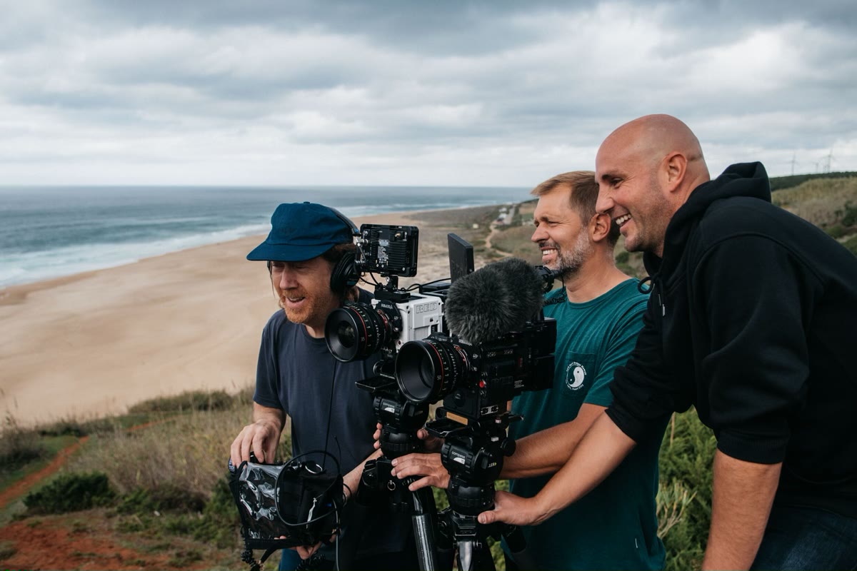 Équipe de tournage en bord de falaise